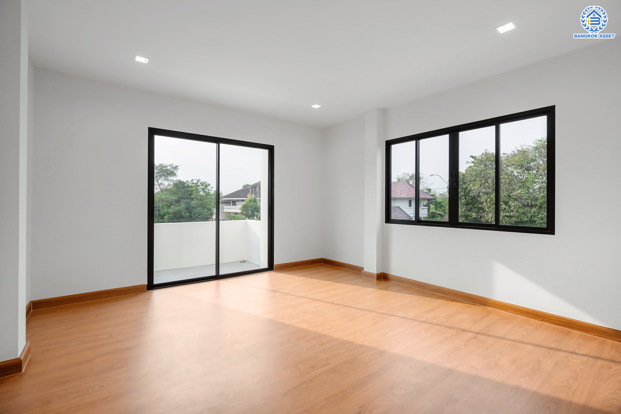 บ้านมือสองตกแต่งใหม่ ม.กฤษดานคร20 ปิ่นเกล้า-ติดถนนบรมราชชนนี เนื้อที่ 198 ตร.ว. บ้านเดี่ยวหลังใหญ่ ตกแต่งสุดหรูดีไซน์ยุโรป พร้อมฟังก์ชัน 4 ห้องนอน 4 ห้องน้ำ 1 ห้องแม่บ้าน จอดรถได้ 5 คัน บนทำเลเชื่อมต่อเมืองอย่างรวดเร็ว ใกล้ทางคู่ขนานลอยฟ้าบรมราชชนนี ทางด่วน "กาญจนาภิเษก" ม.มหิดล และเซ็นทรัลปิ่นเกล้า